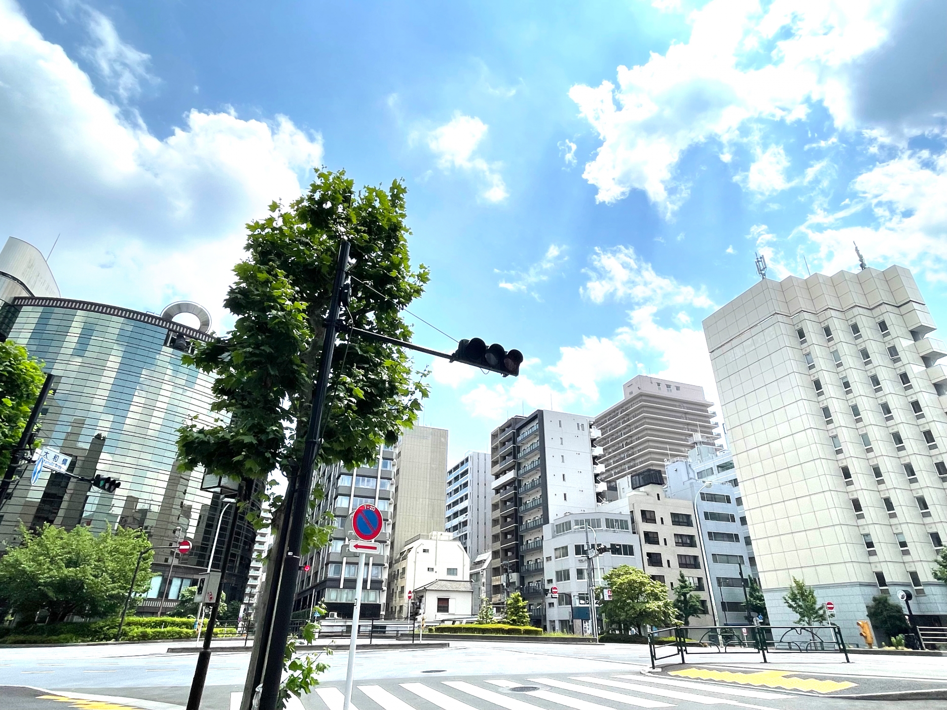 青空の下の街並み